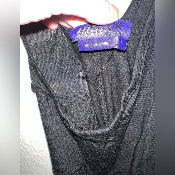 ❄️ MILEY CYRUS SLEEVELESS TOP- SIZE LARGE - Picture 3 of 4